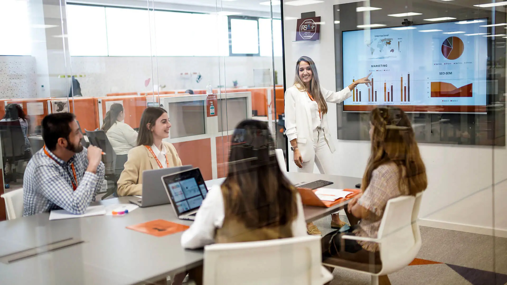 MásterD: Impulsa tu futuro laboral con garantías MásterD: Impulsa tu futuro laboral con garantías